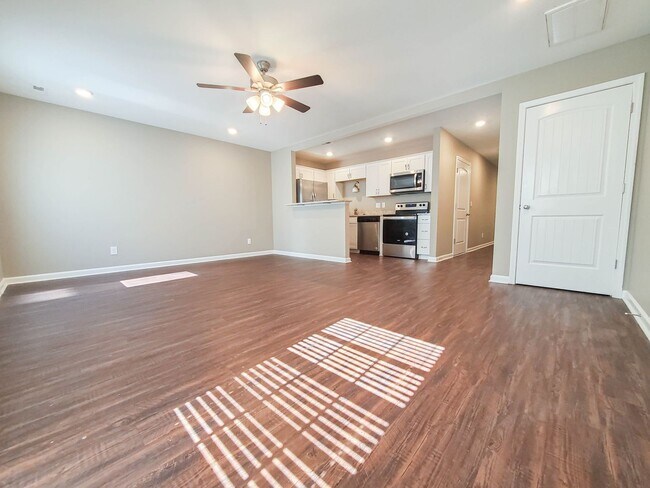 Foto del edificio - Two Bedroom with Garage on Exit 11!