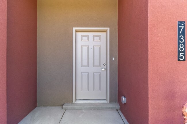 Building Photo - 3 Bedroom Santa Fe Townhouse