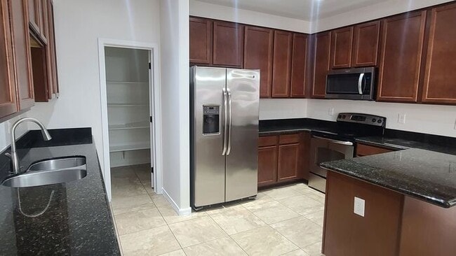 Building Photo - 5-bedroom or 4 bedroom + bonus room in Coo...