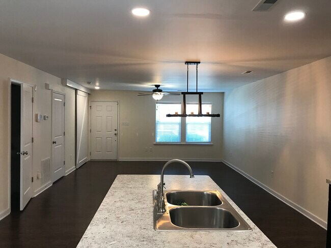 Building Photo - 1505 Stonewall Manor Dr