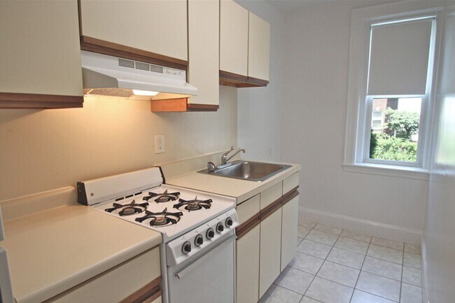 Foto del edificio - Beautiful 1Br/1Bth apartment! Heat/Hot Water inc.  Must see!