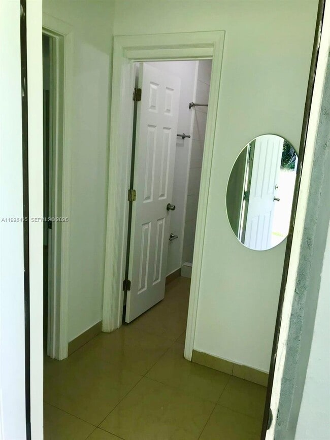 Foto del edificio - 2465 NE 183rd St