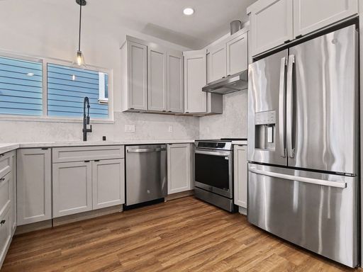 Foto del edificio - AVAILABLE NOW! Bright and Modern Home with High Ceilings and Premium Upgrades in the Columbia Cit...
