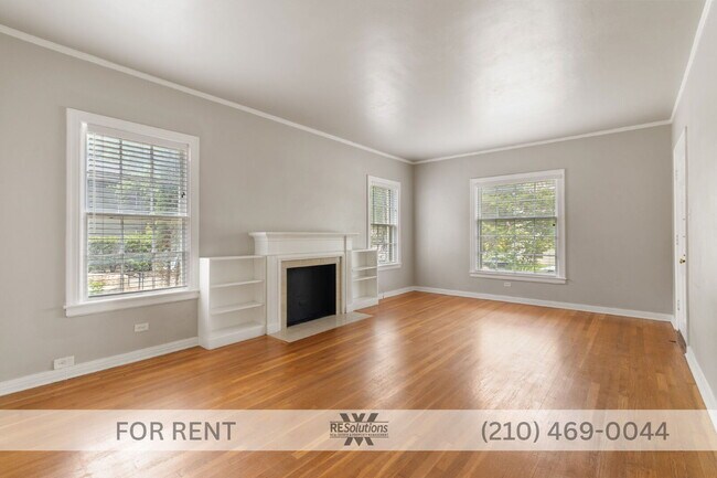 Building Photo - "Charming 2-Bedroom Retreat with Gleaming Hardwood Floors in Prime San Antonio Location!"