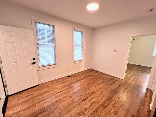 Foto del edificio - 2306 N Hoyne Ave