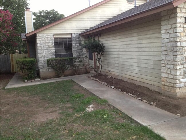 Foto del edificio - 403 Cypress Ln