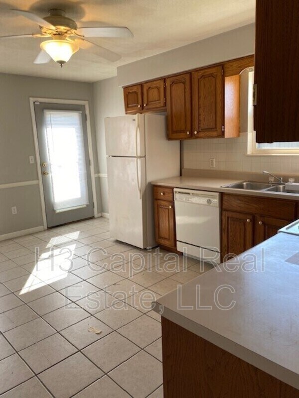 Building Photo - 631 Donna Dr