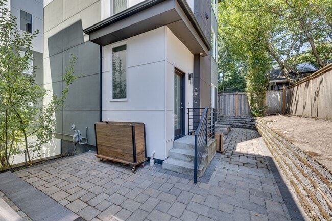 Building Photo - Beautiful 3 bedroom townhome in Leschi!