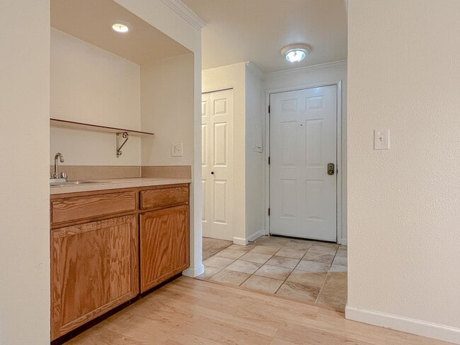 Building Photo - Spacious 2bd/2bth Licton Springs Condo - $...