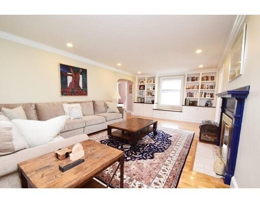 Foto del edificio - 829 W Roxbury Pkwy