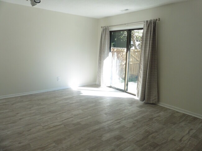 Foto del edificio - 4257 Lake Ridge Dr