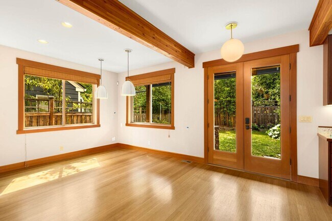 Building Photo - Charming Ravenna home with 5 bedrooms, 4 bathrooms