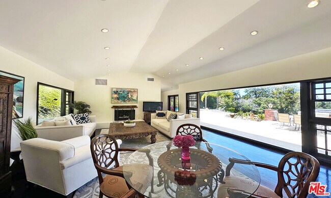 Foto del edificio - 12751 Mulholland Dr