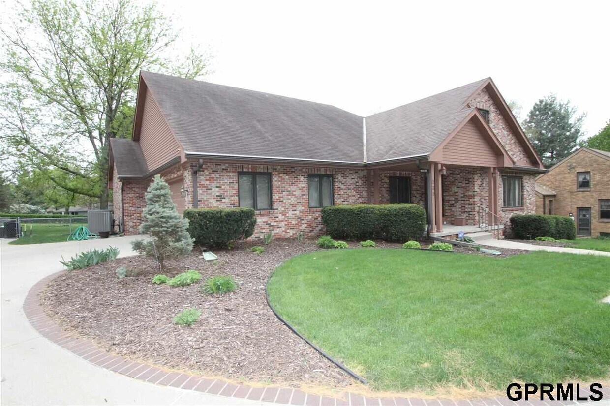 230 Bellevue Blvd N, Bellevue, NE 68005 House Rental in Bellevue, NE