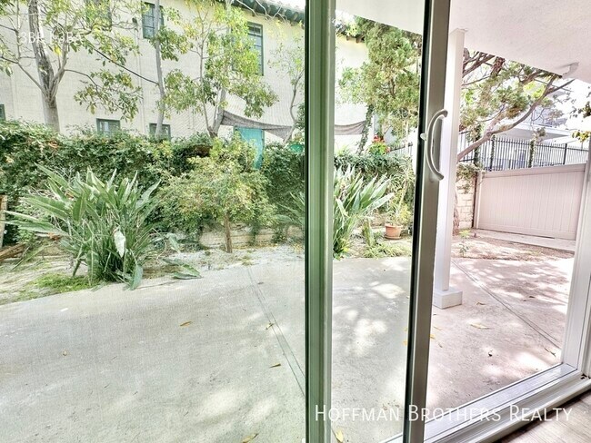 Foto del edificio - 816 N Edinburgh Ave