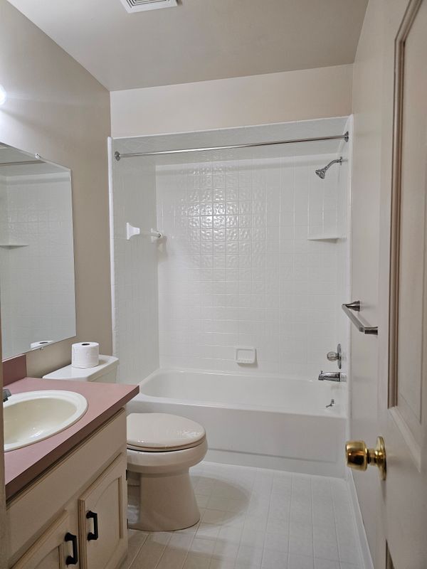 Foto del edificio - 29936 Utica Rd