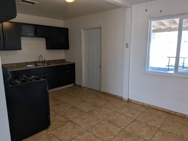 Building Photo - 3652 W Vernon Ave