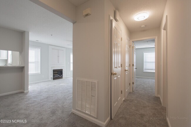 Building Photo - 713 Clearwater Ct