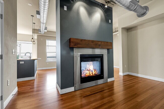 Foto del edificio - $1,740.95, 1 Bed, 1 Bath Condo in Englewood with AC and In Unit Laundry!