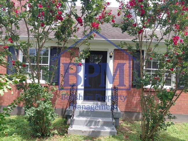 Building Photo - Spacious 3 Bed, 2 Bath Bottom-Floor Duplex...
