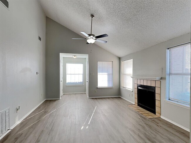 Foto del edificio - Captivating Single Family Home | 3 BR/2BA | 1-Car Covered Parking | Gated backyard