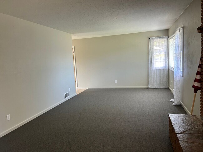 Building Photo - Adorable midtown home!