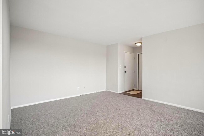 Building Photo - 5831 Quantrell Ave