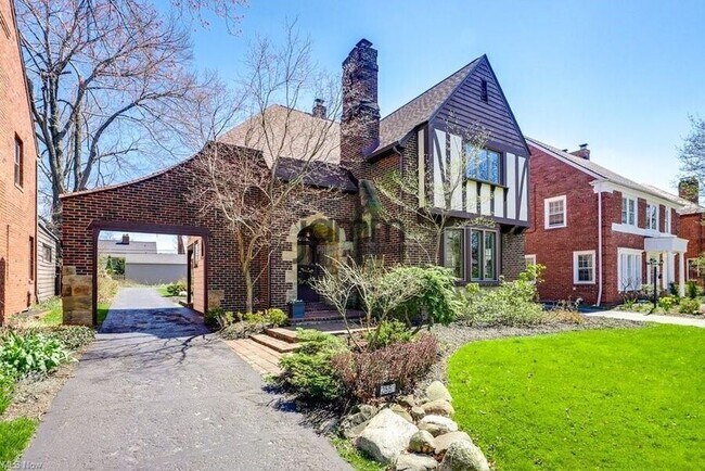Building Photo - 2551 Charney Rd