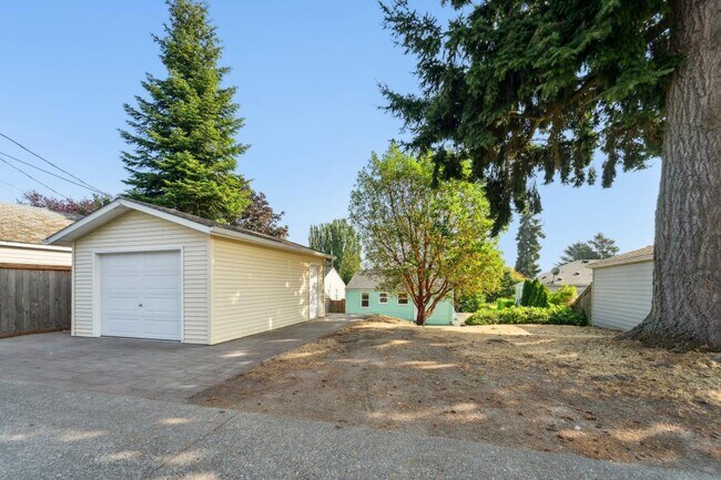 Building Photo - Wonderful West Seattle Home - 2 bedrooms