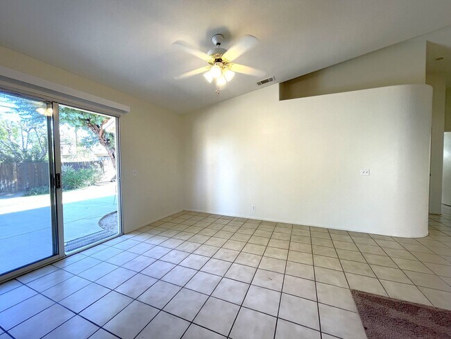 Building Photo - AVAILABLE NOW! 3 Bed 2 Bath Home in Palm D...
