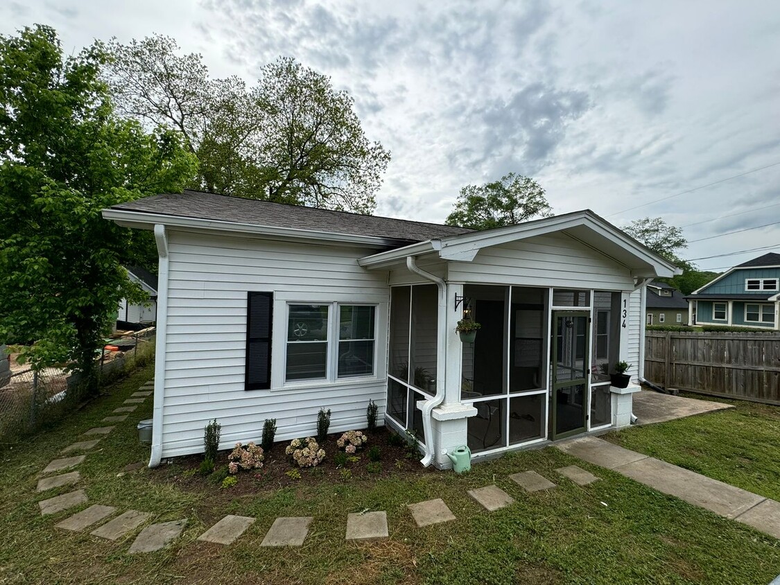 Foto principal - Updated 3bed/2bath House with Older Charm!