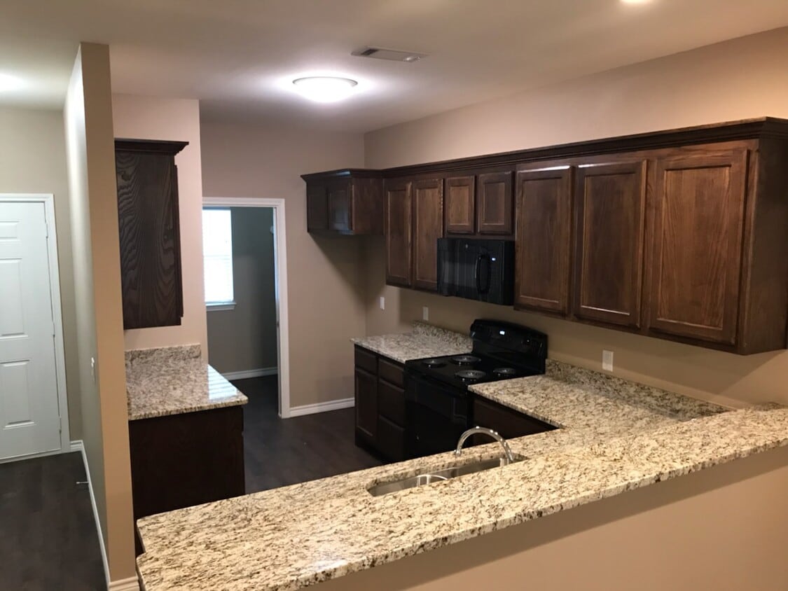 Primary Photo - 604 Pecan Ct