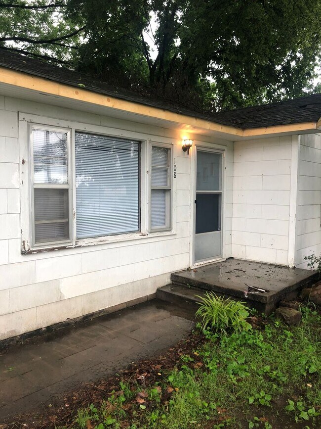 Building Photo - 2 BEDROOM HOUSE IN VAN BUREN