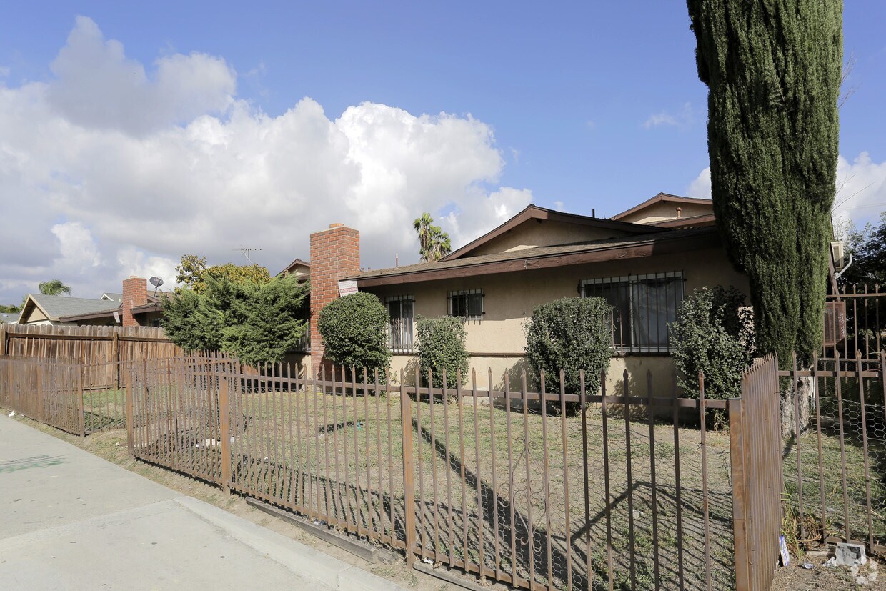 Building Photo - 2 Quadruplexes