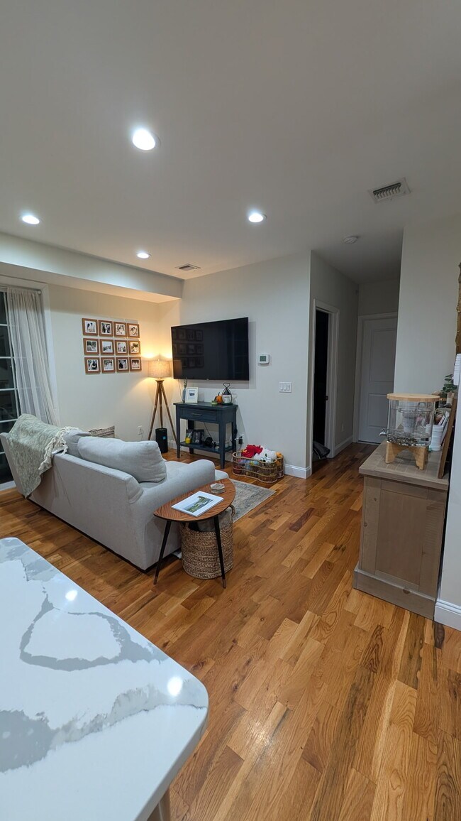 Foto del edificio - 104 Broughton Ave