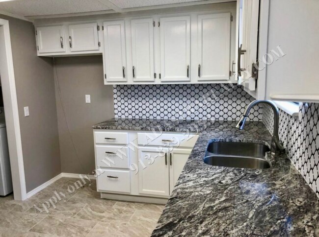 Foto del edificio - Beautiful 3 Bedroom Duplex in Olathe-Available NOW!!