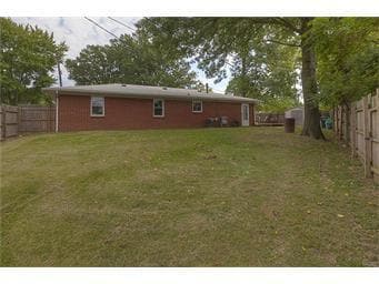 Building Photo - 901 Peony Dr