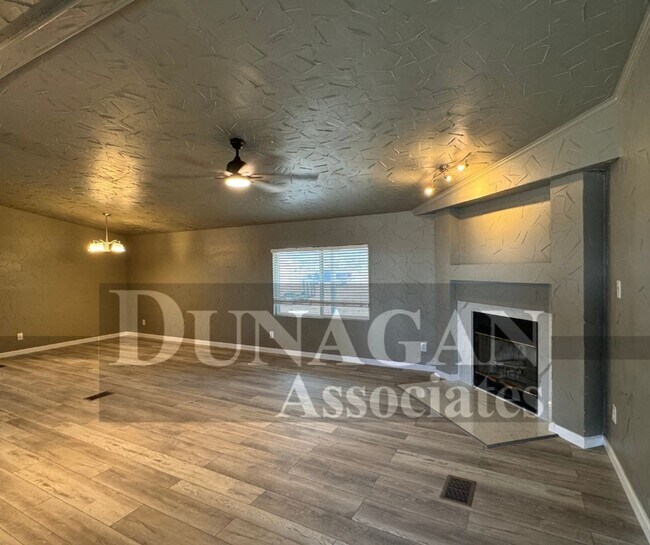 Foto del edificio - Remodeled!! 3 Bedroom 2 Bath with large parking area/covered parking .