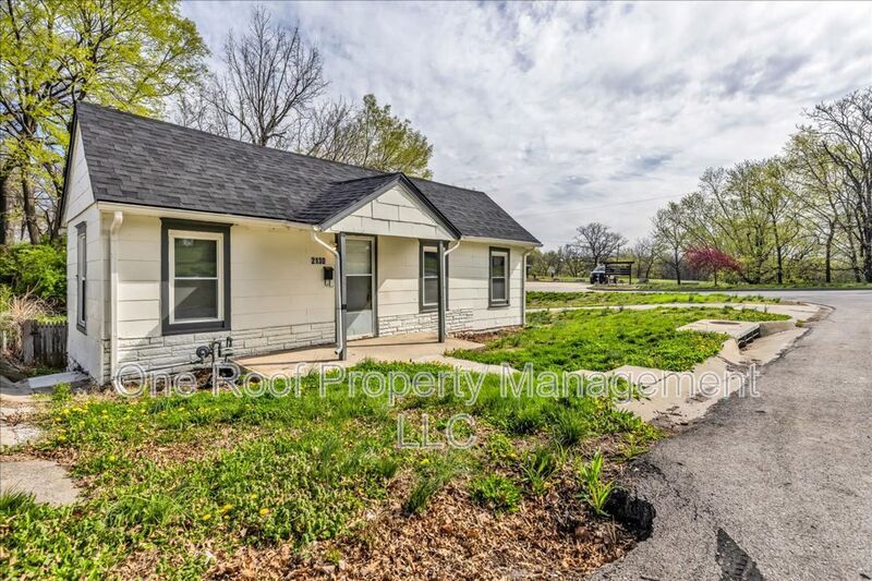 Foto principal - 2130 E 83rd St