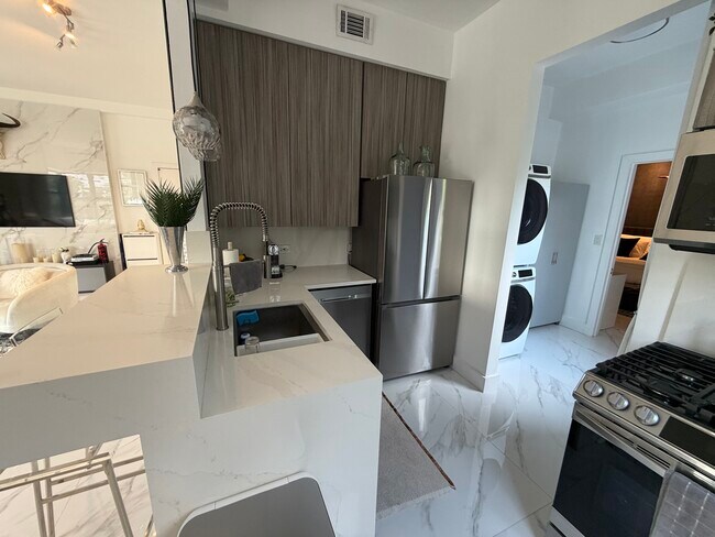 Foto del edificio - 2421 Lake Pancoast Dr