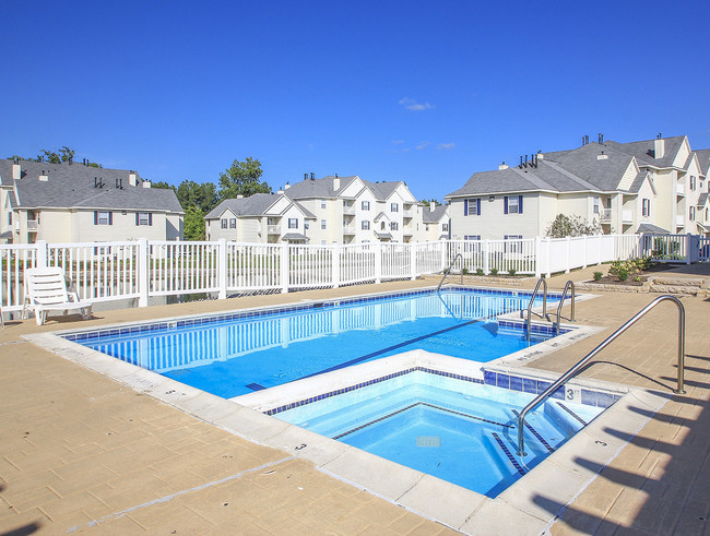 Piscina al aire libre y spa con jacuzzi - Quail Hollow at the Lakes