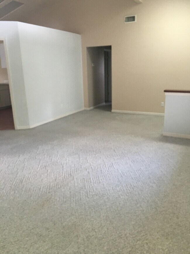 Foto del edificio - Three Bedroom Two Bath Home in N Lakeland