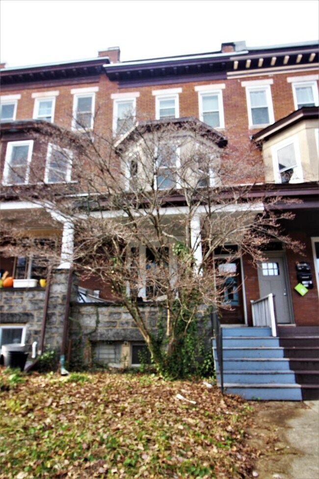 Foto del edificio - 2026/2027 JHU Off-campus Large 5bd/2.5ba home w/ Parking Spot! Available now