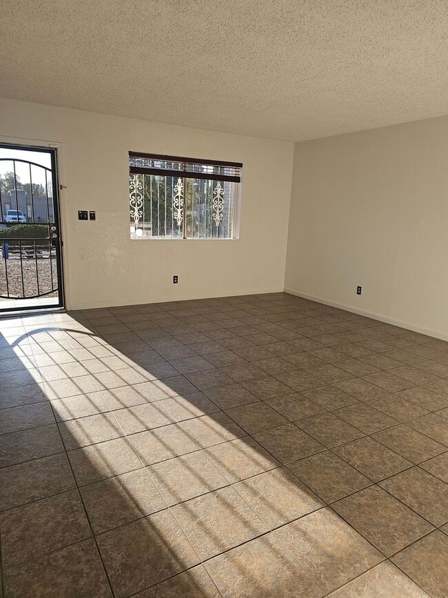 Foto del edificio - LARGE BACKYARD NEAR COCHISE COLLEGE!