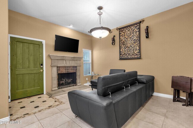 Building Photo - 5015 E Cheyenne Dr