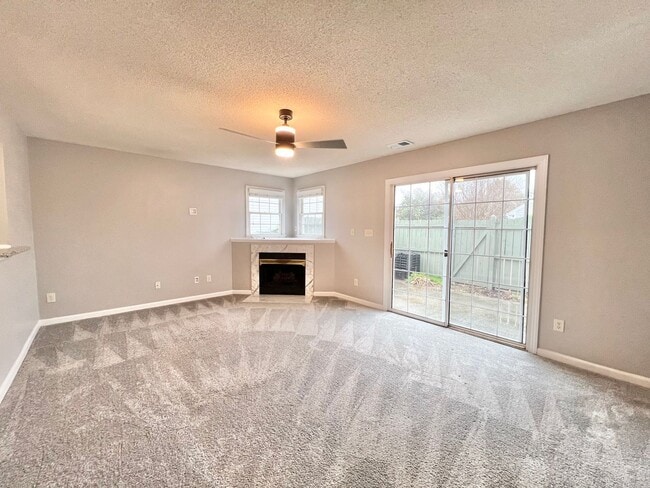 Foto del edificio - Charming 3BD, 2.5BA Apex Townhome with a Fenced Yard and Within Walking Distance to Downtown Apex