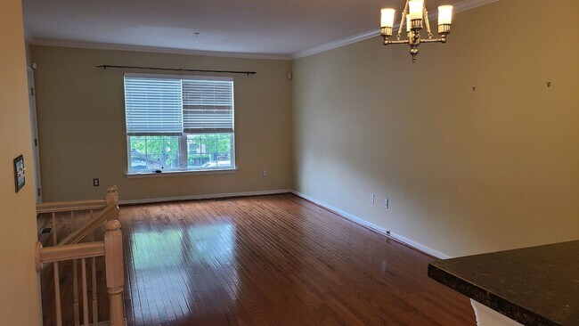 Building Photo - Spacious & Sunny 2Bed/2Bath End Unit in The Village at Town Center