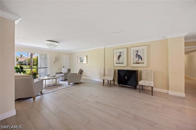 Foto del edificio - 555 Park Shore Dr