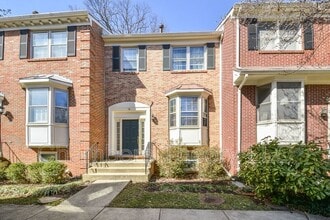 Building Photo - 16 Carriage House Cir