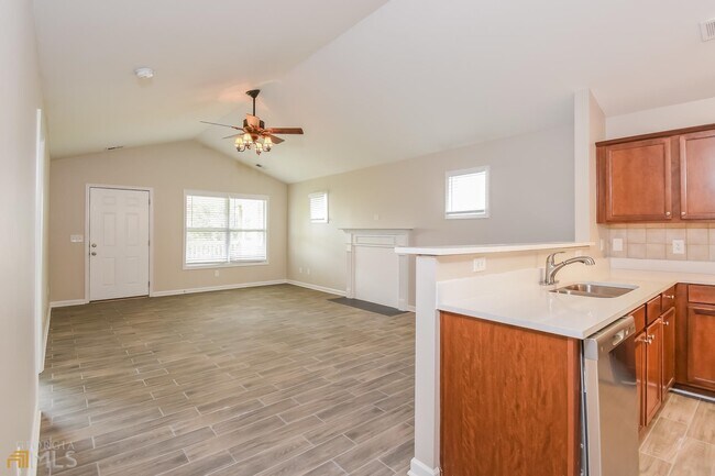 Building Photo - 63 Oakbrook Dr